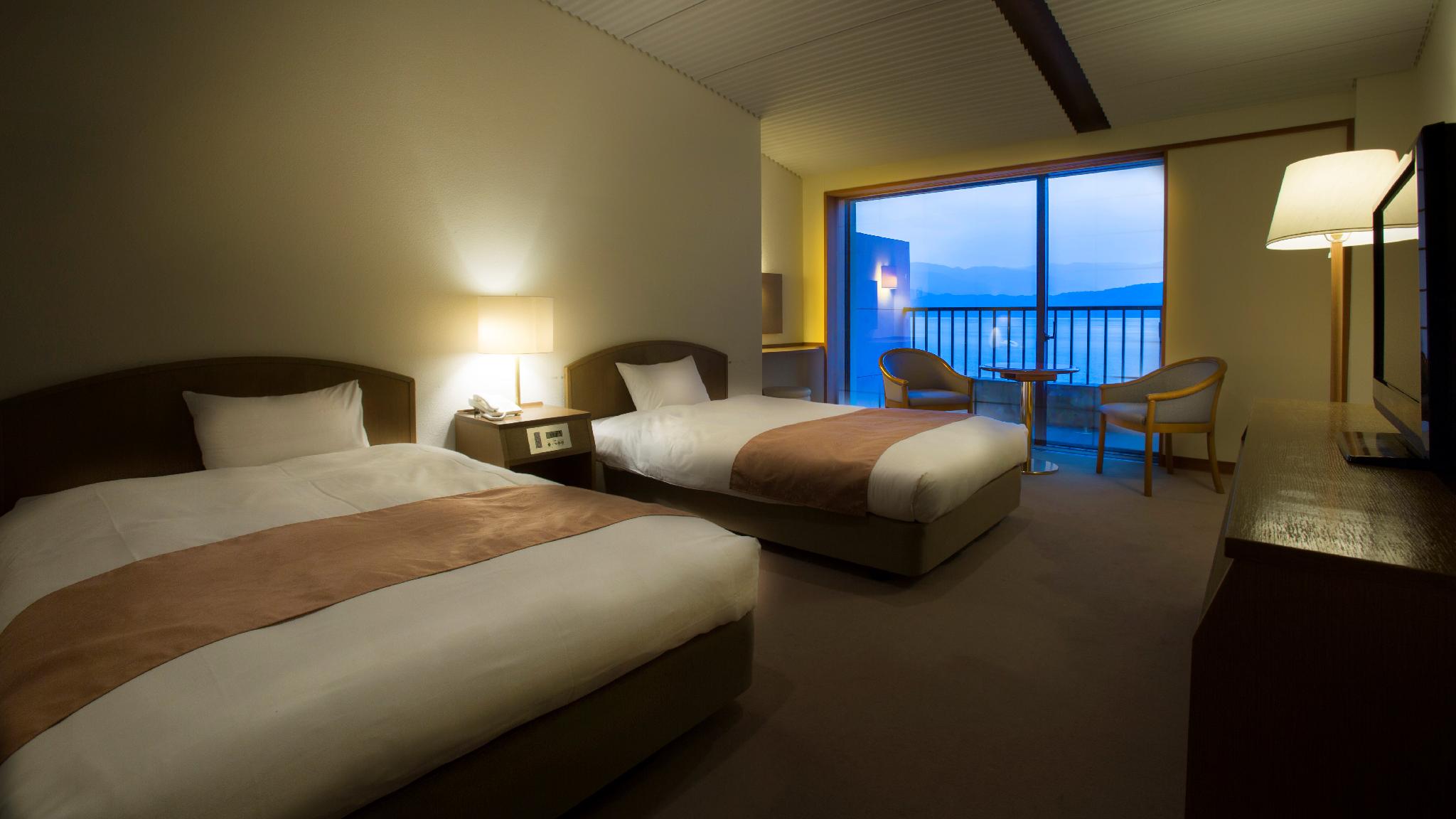 Twin Beds, Lake View