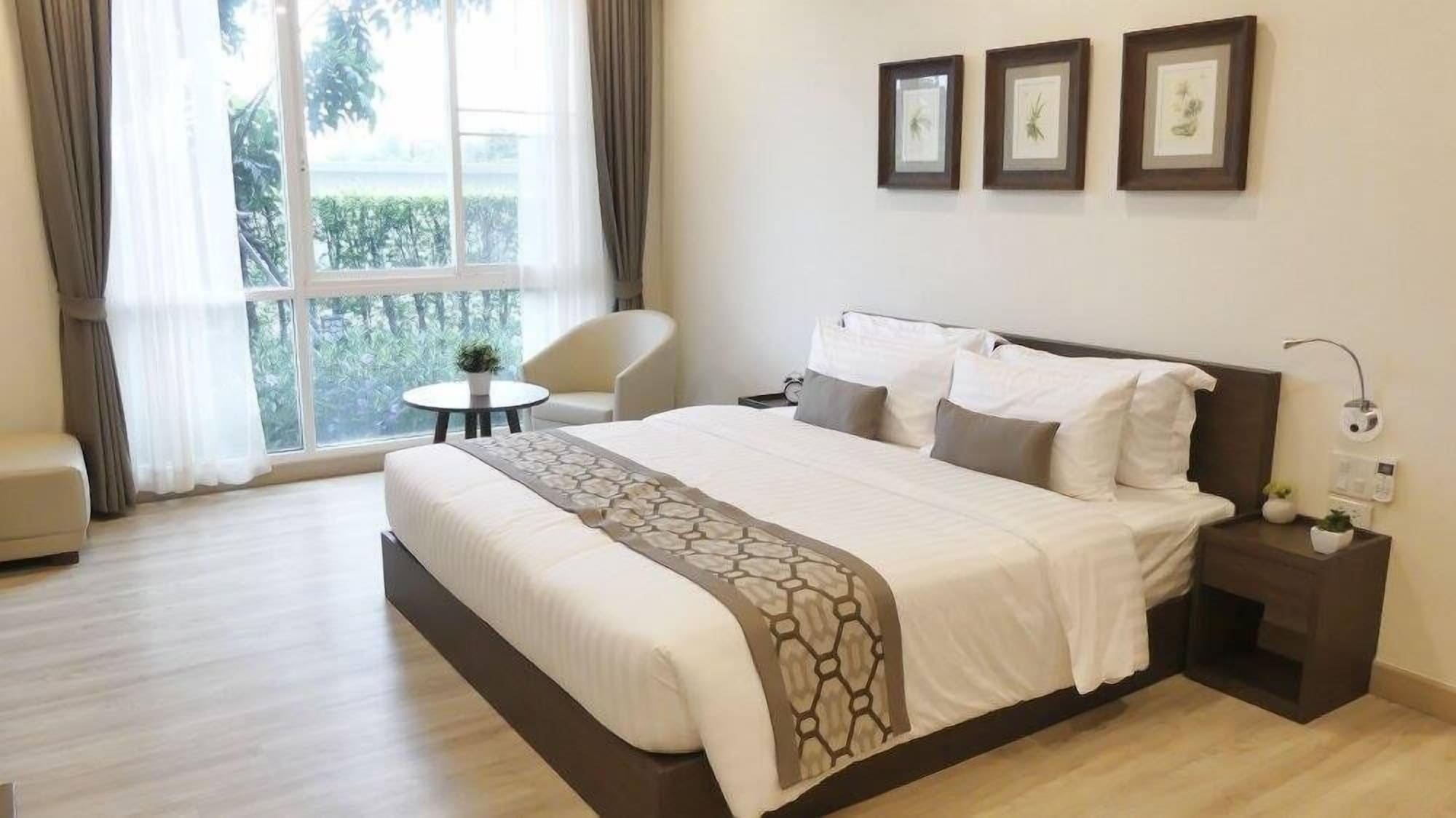 1 Bedroom, Queen Bed, Private Garden