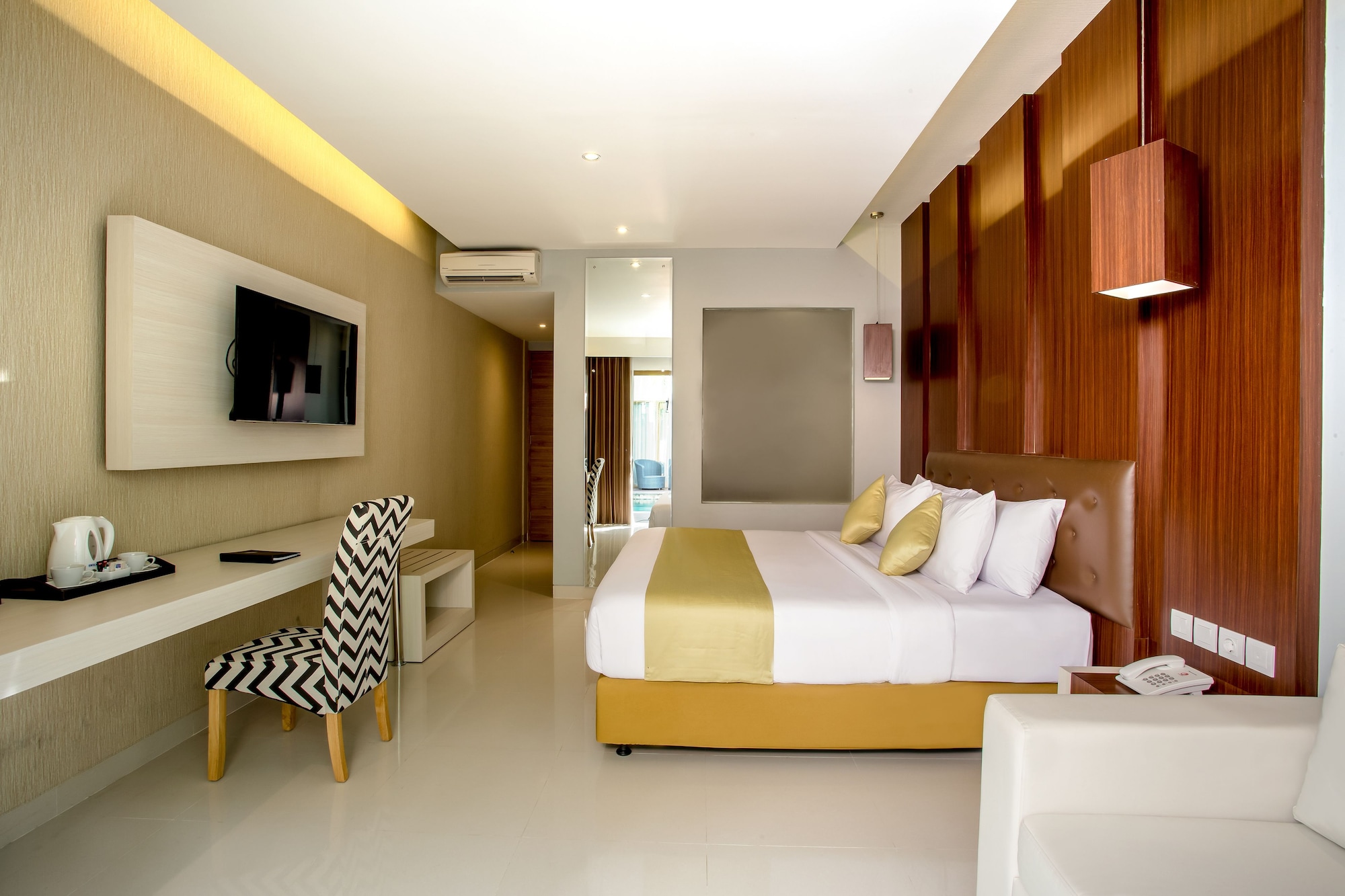 Deluxe, King Bed, Pool Access, Tonys Villas and Resort Seminyak Bali 2/4