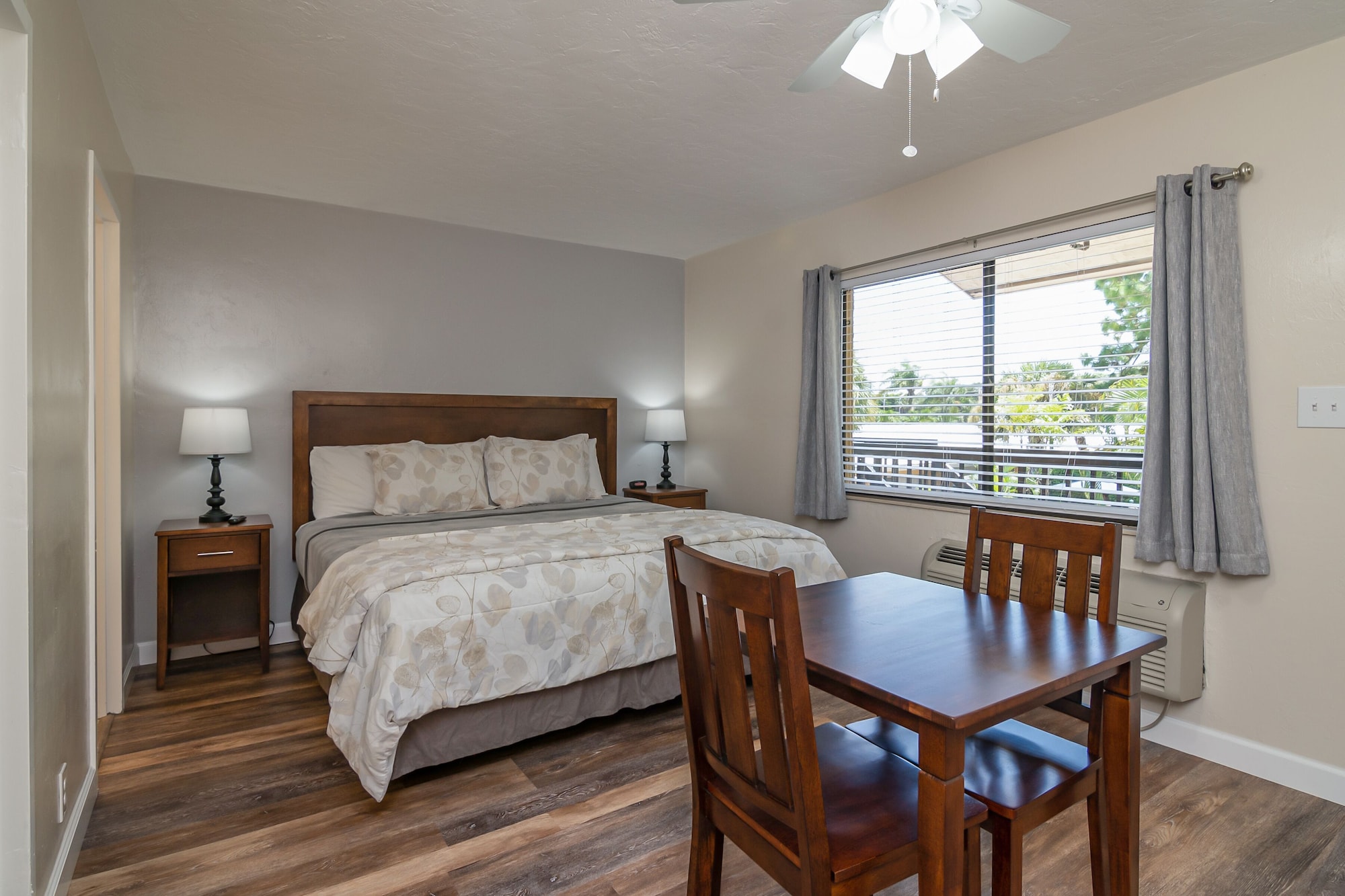 ROOM, KING BED, KITCHENETTE