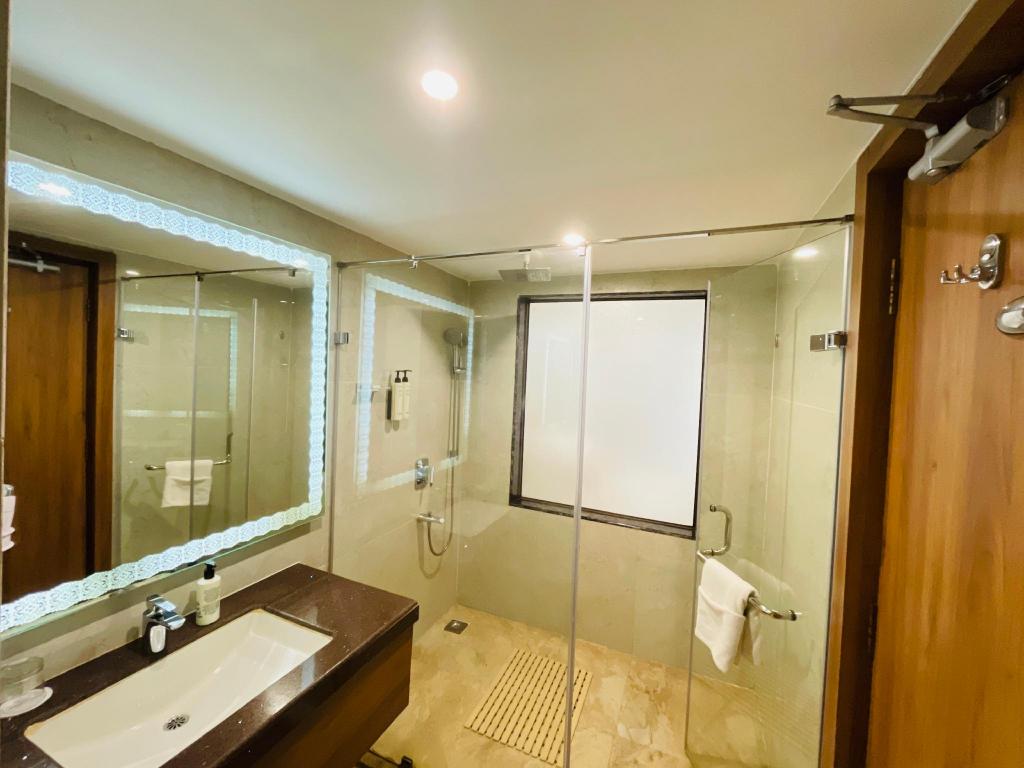 غرفة بسرير مزدوج بإطلالة على المسبح بشرفة، Sobit Sarovar Portico Goa 10/10