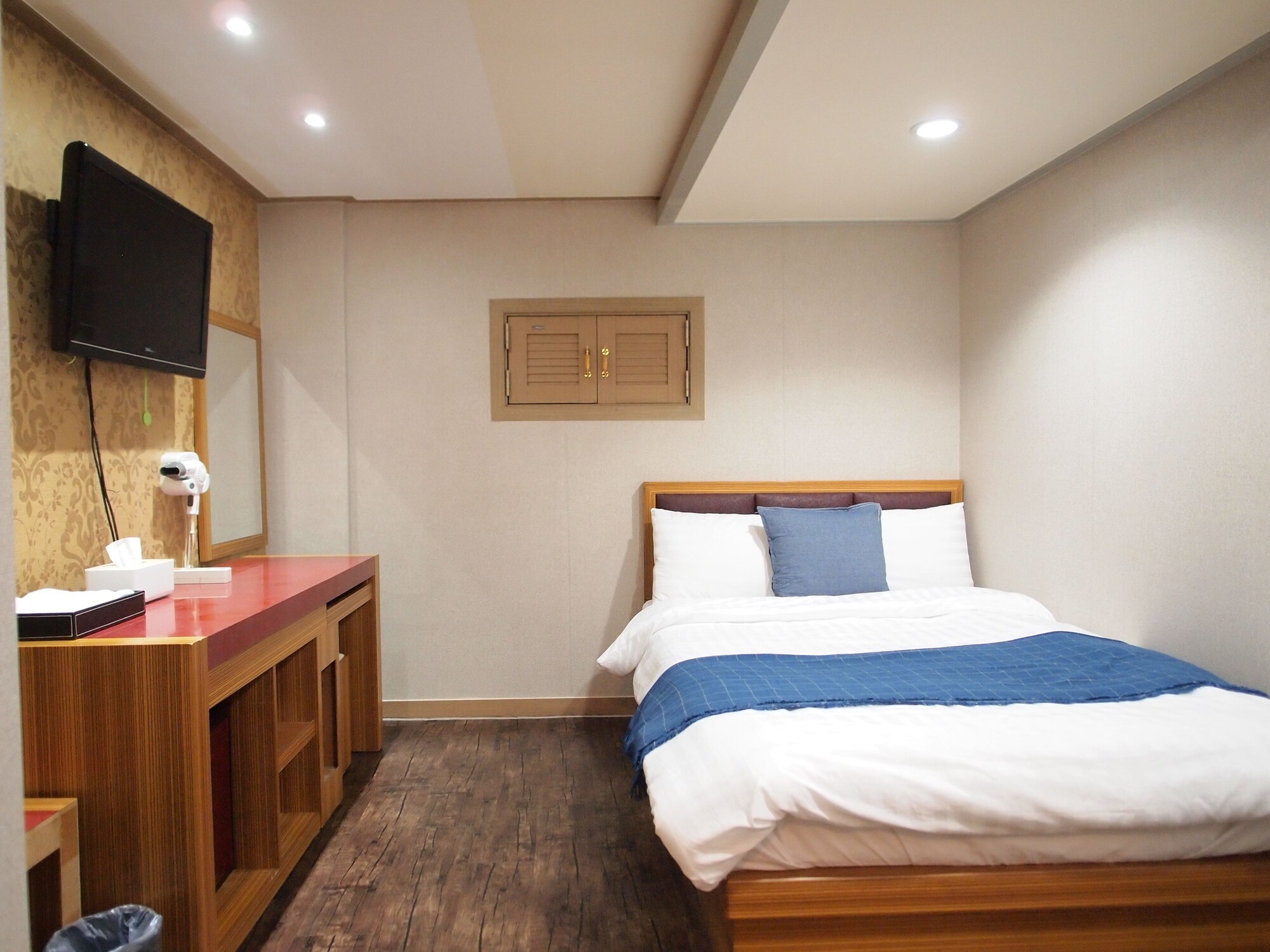 ROOM, DOUBLE BED
