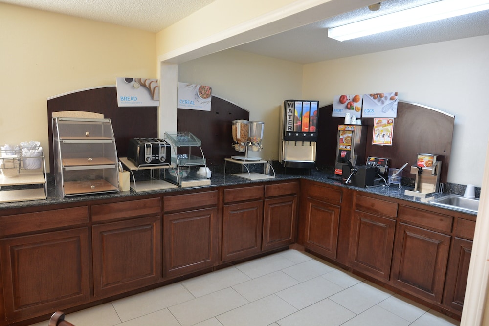 Jameson Inn & Suites Hazlehurst 14/37
