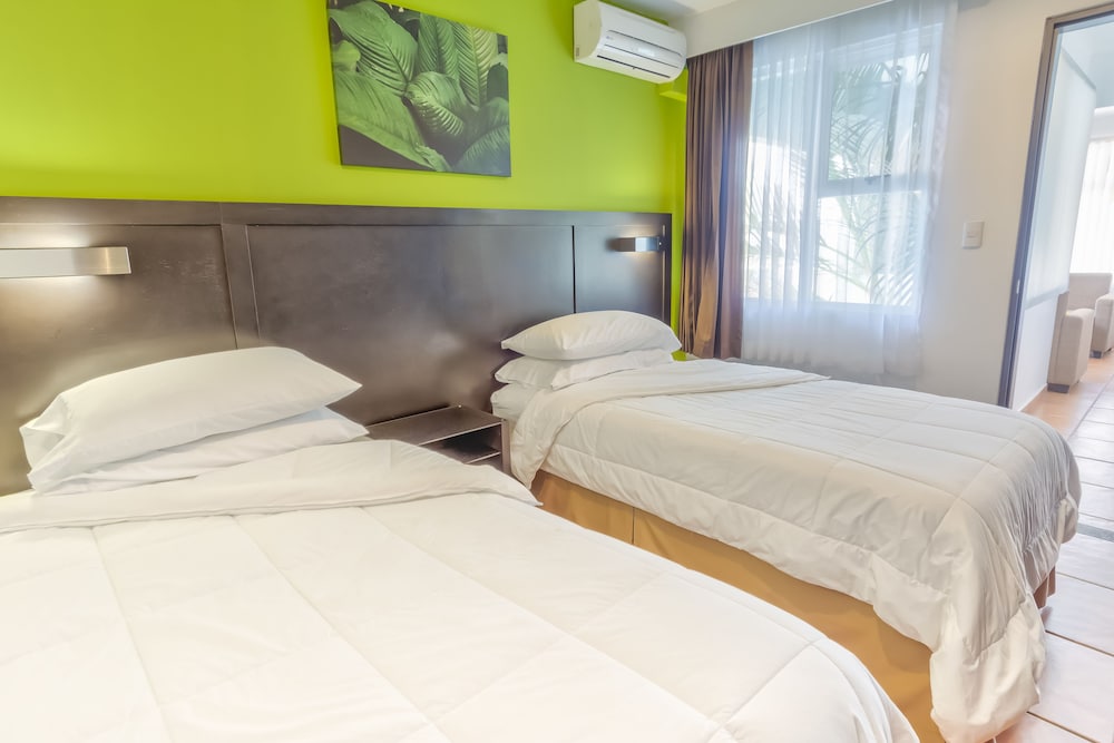 جناح سوبيريور بسرير كوين وسريرين منفصلين، Hotel Suites Cristina 4/8