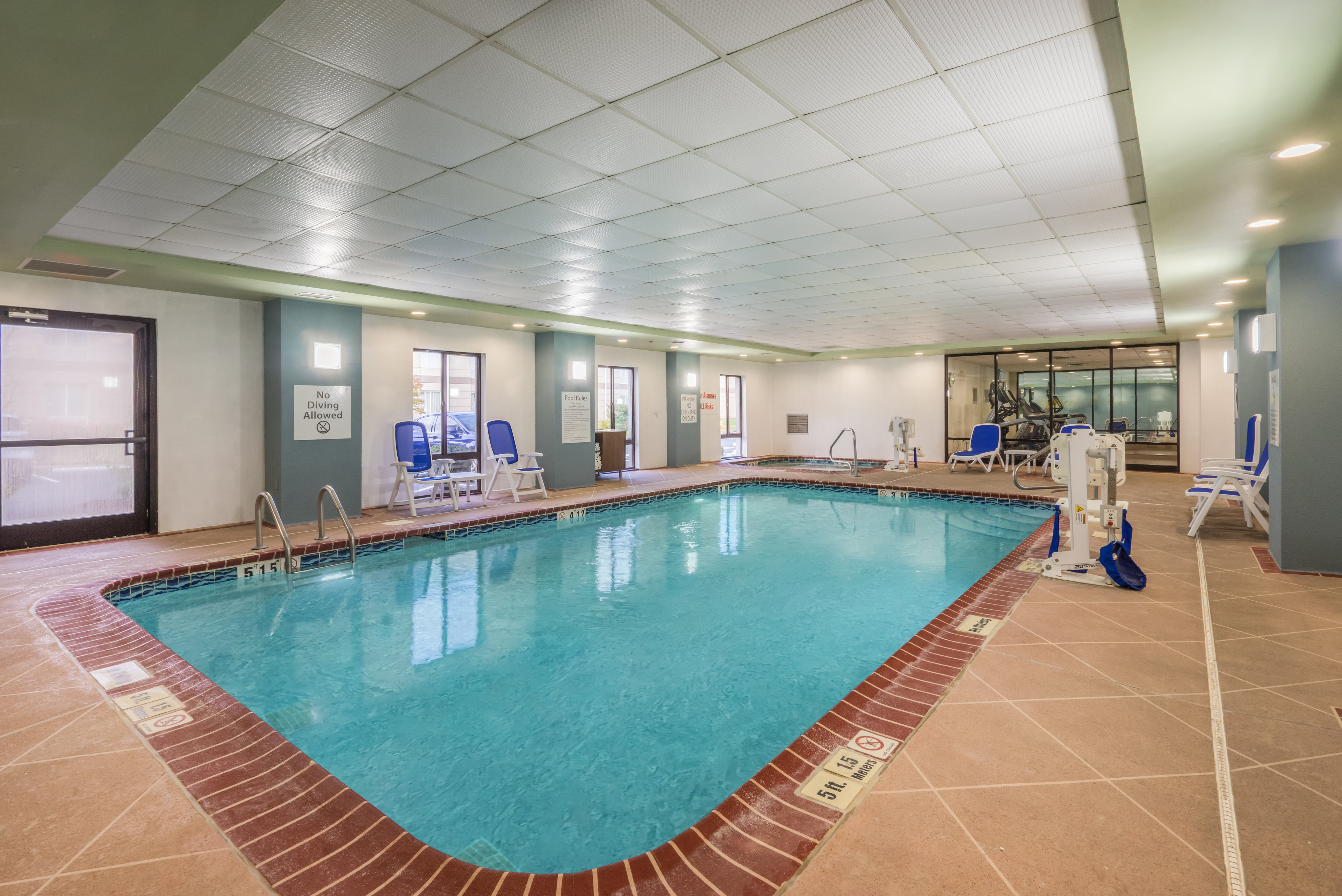 Holiday Inn Express Hotel Suites Louisville East 33/52