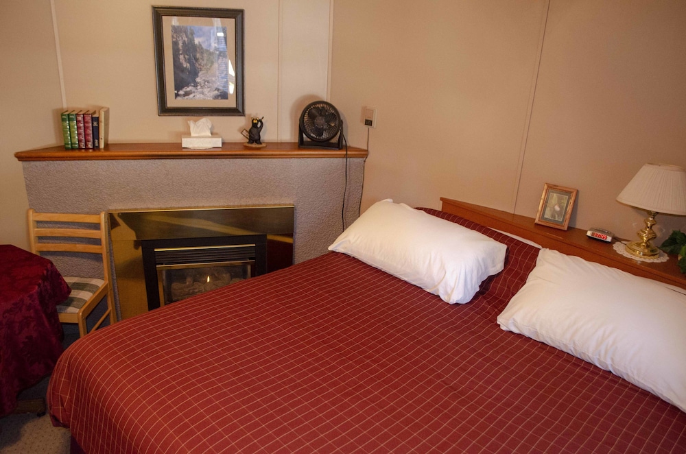 Crandell Mountain Lodge 7/66