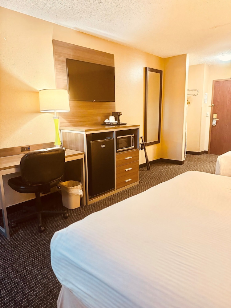 Super 8 By Wyndham St Charles 15/25