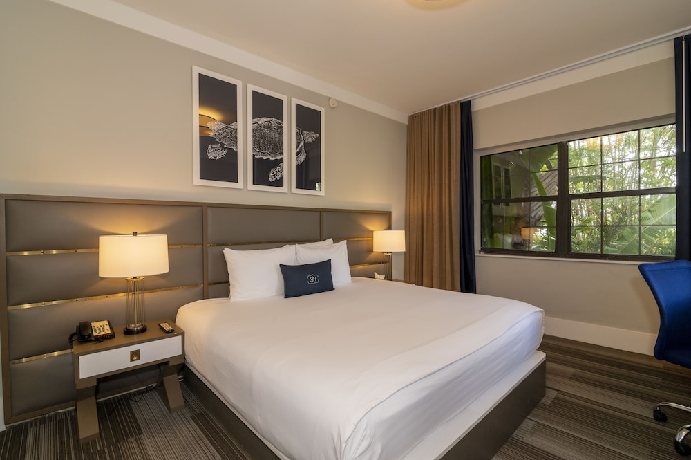 LUXURY, KING BED, POOL VIEW