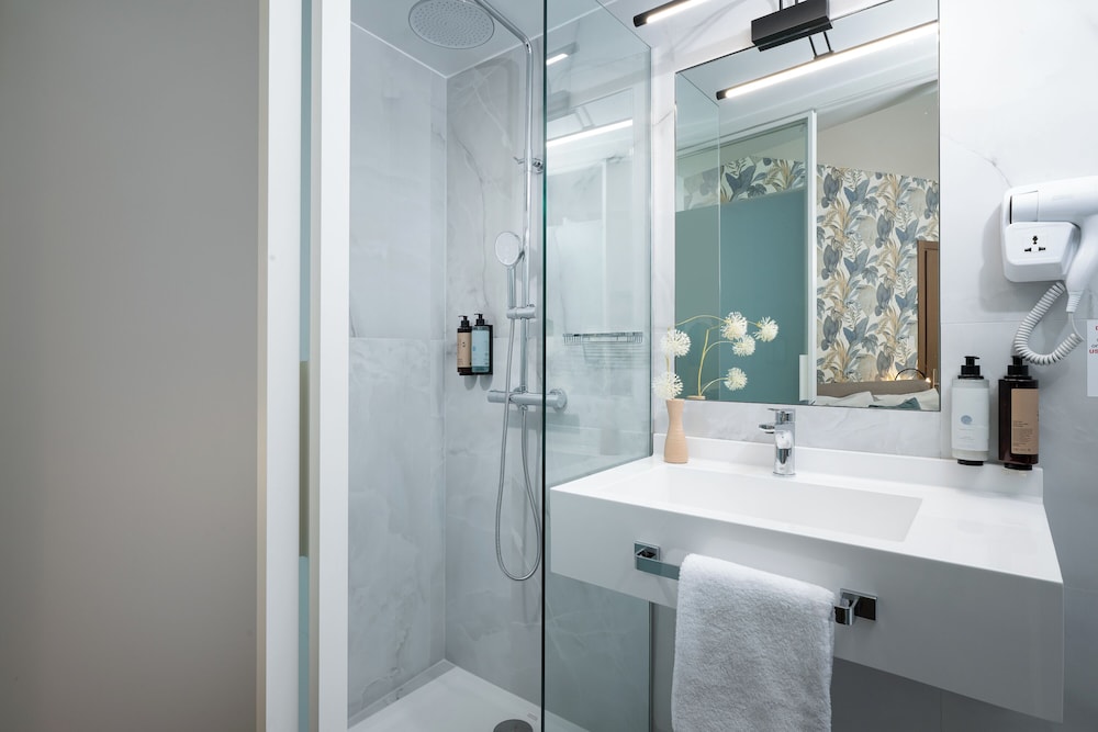 Urban Nest Suites and Apartments 74/75