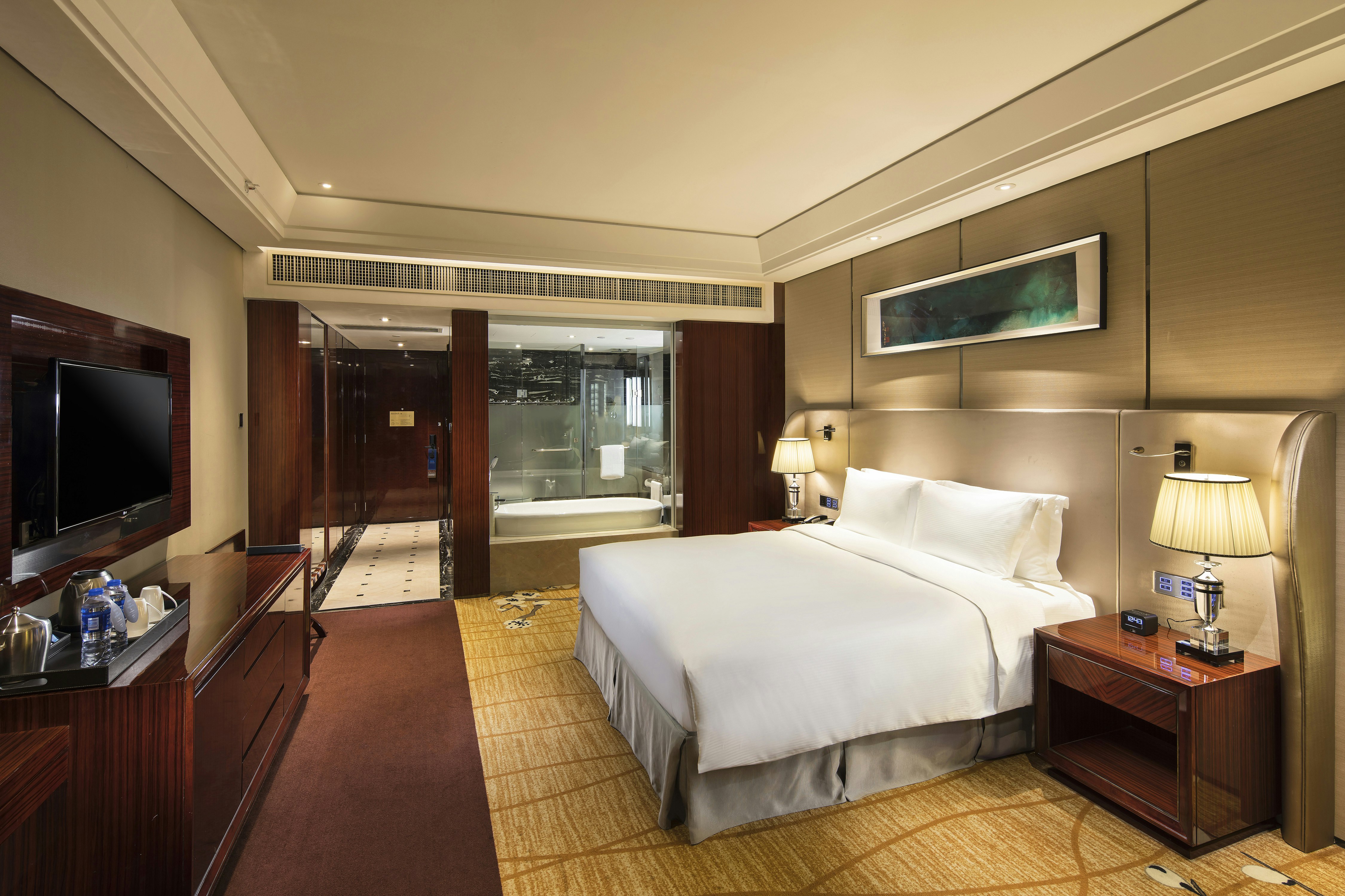 GUEST ROOM, KING BED