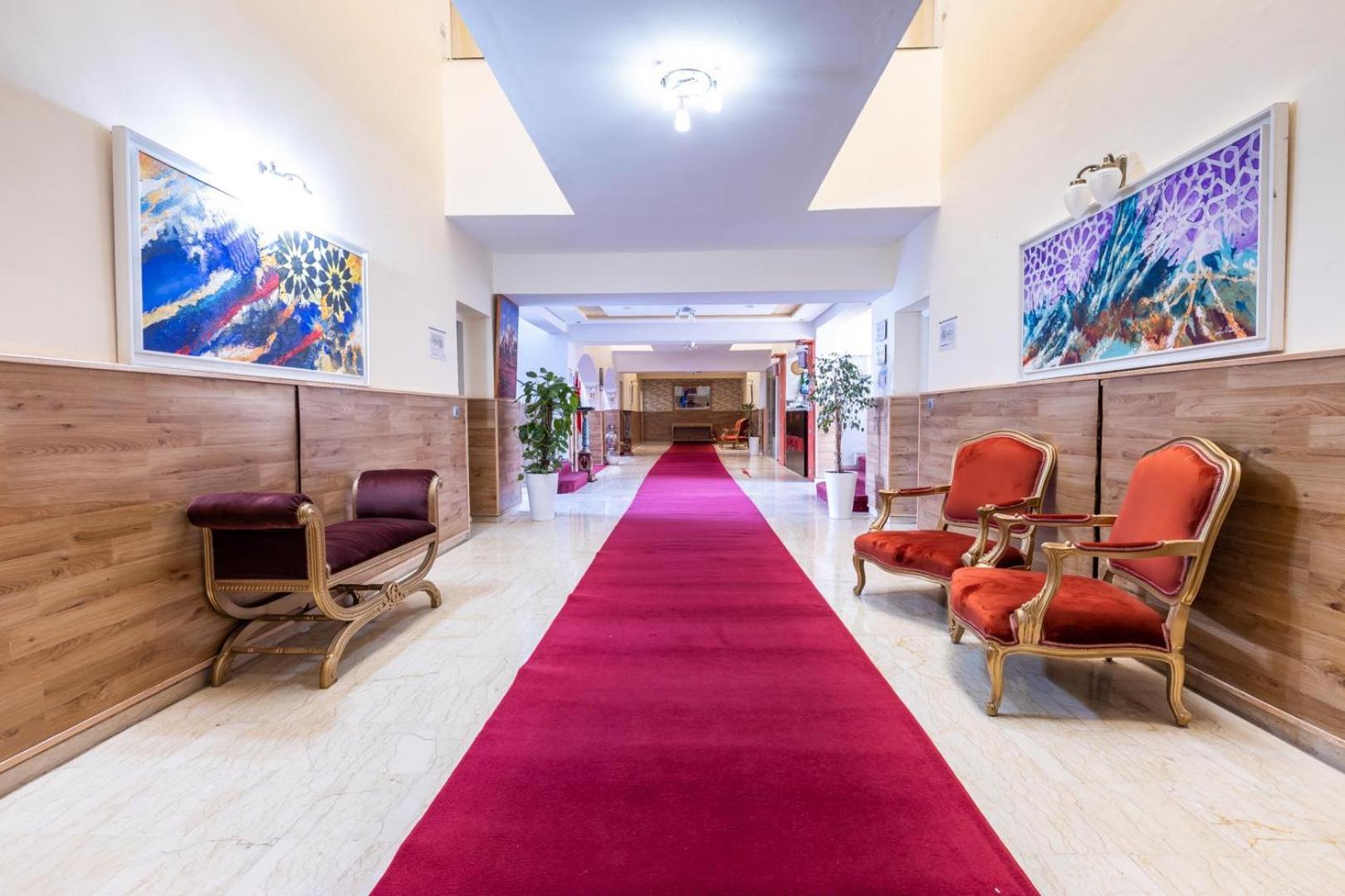Hospitality Inn 27/52
