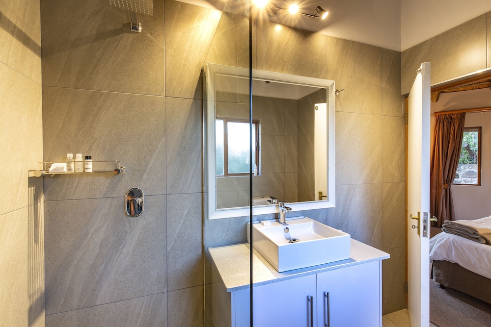2 BEDROOMS, FAMILY SUITE, BATH AND SHOWER