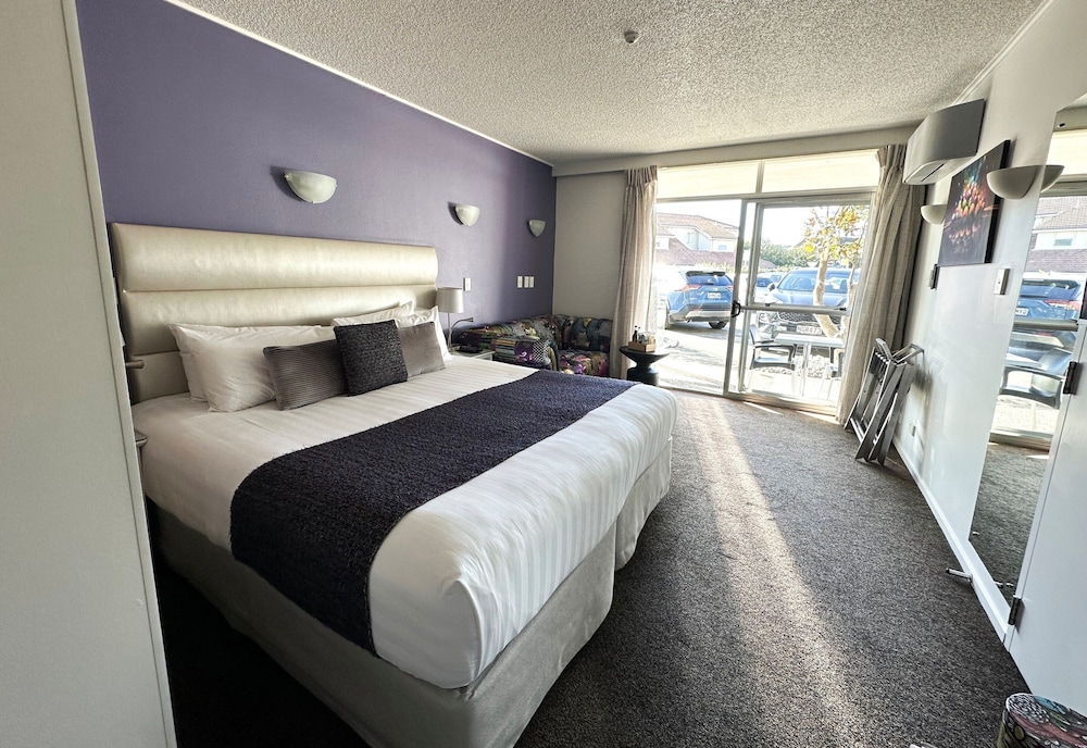 Trailways Hotel 20/70