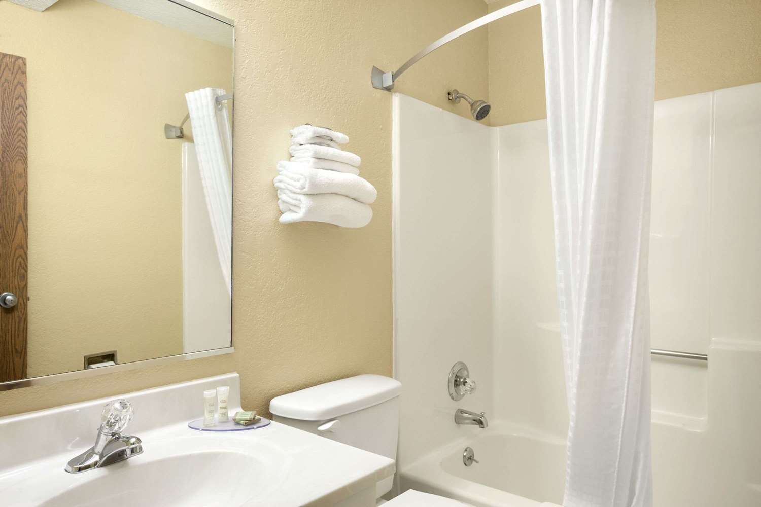 Super 8 by Wyndham Fairview Heights-St. Louis 24/25