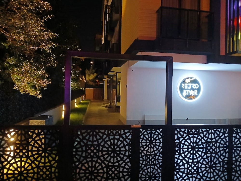 Retro Star Suites 7/38