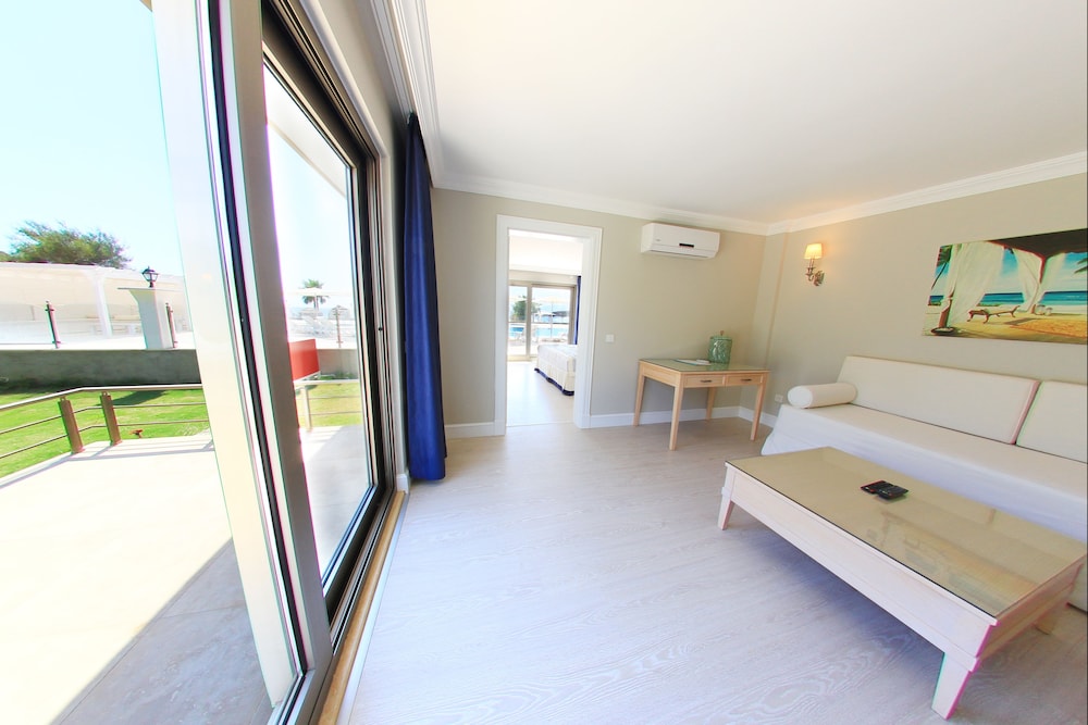 Palm Bay Beach Hotel 49/61