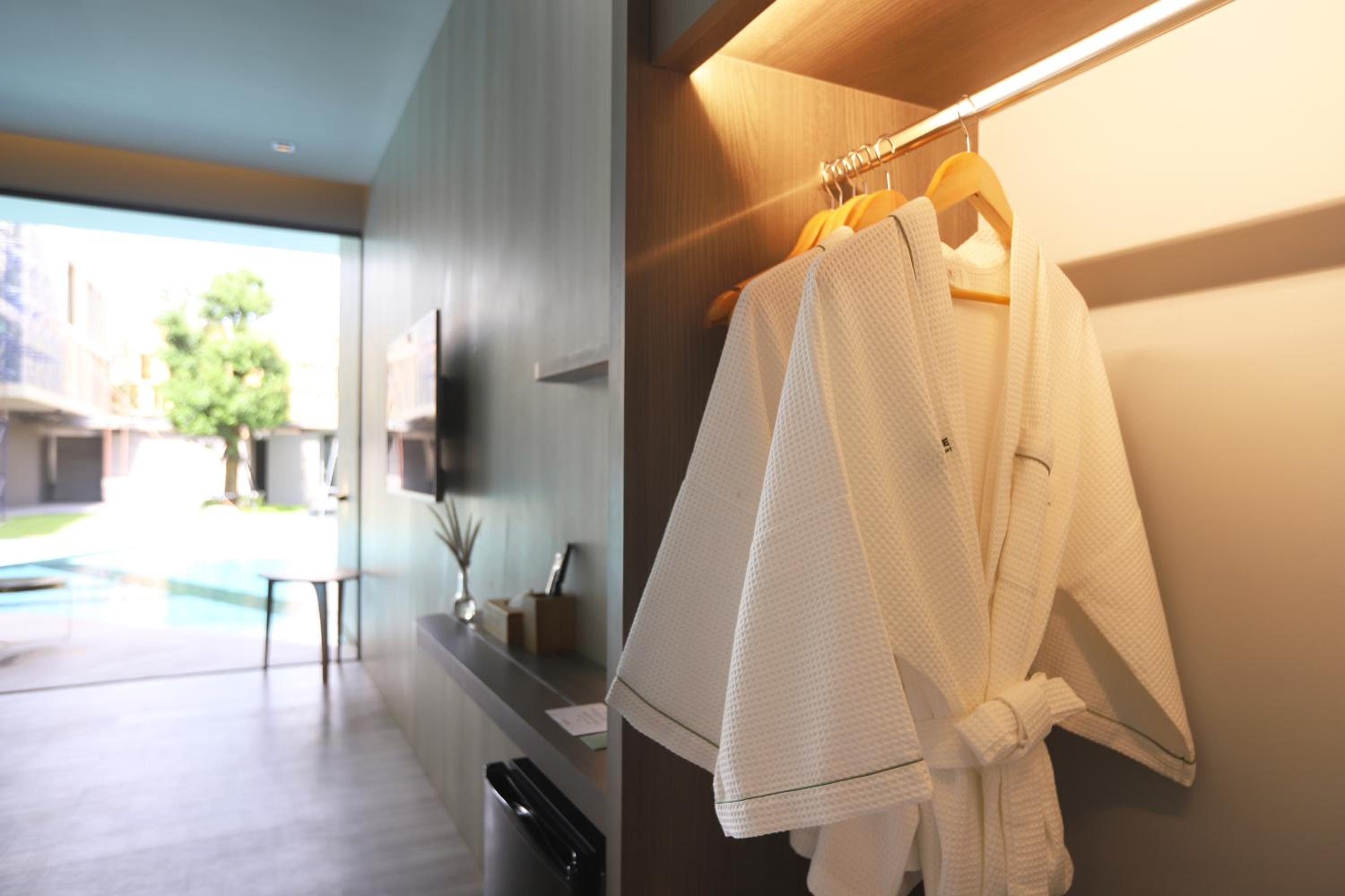 Room, King Bed, Pool Access، The Signature Hotel Airport 5/8