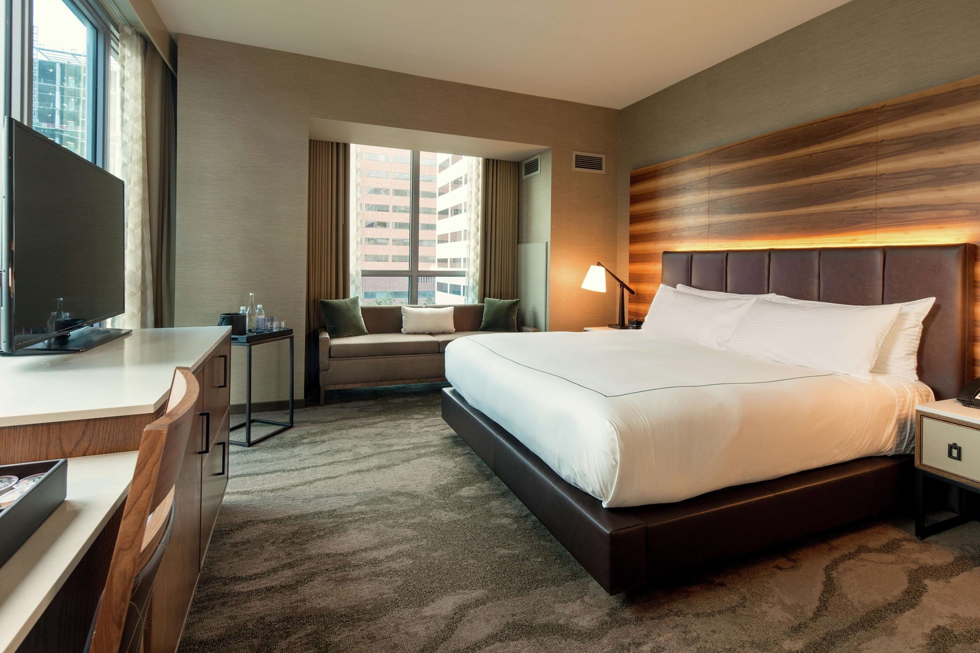 Room, King Bed, Partial River View, River View, Corner
