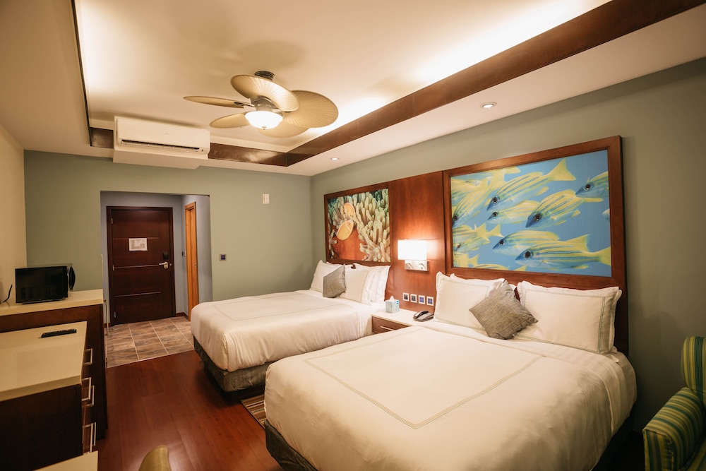Surfrider Resort Hotel 31/79