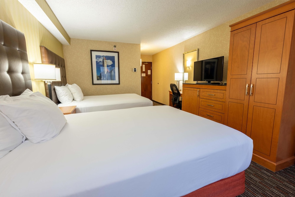 DELUXE, 2 QUEEN BEDS
