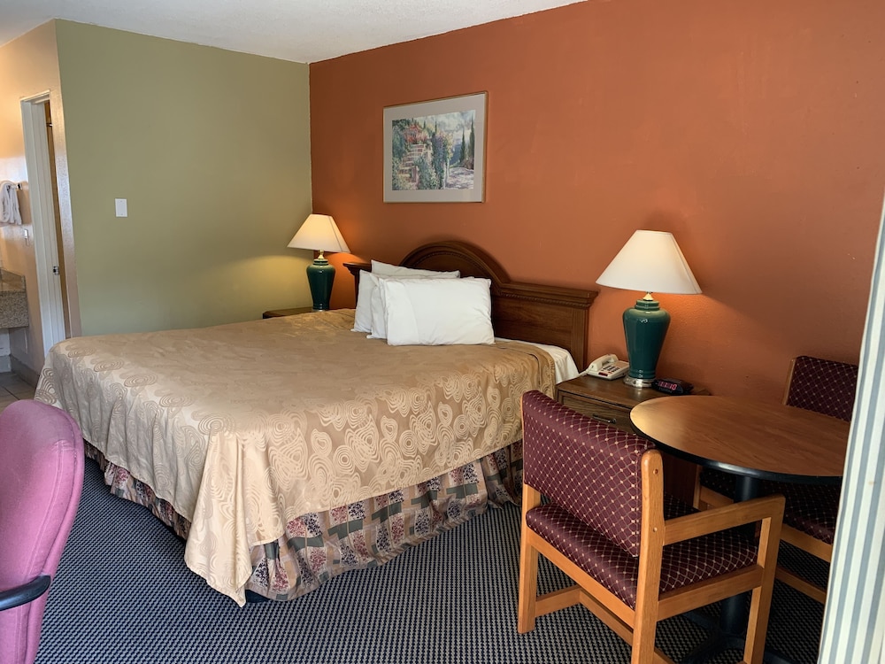 Executive Inn Dodge City, KS (ex Rodeway Inn) 18/34