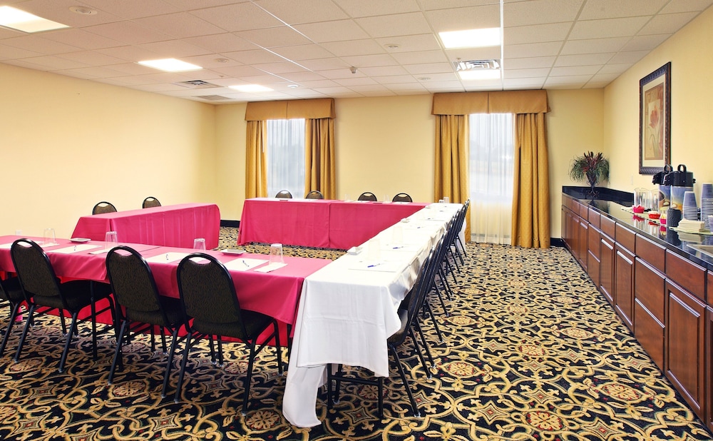 Holiday Inn Express Hotel Suites Clarksville 55/61