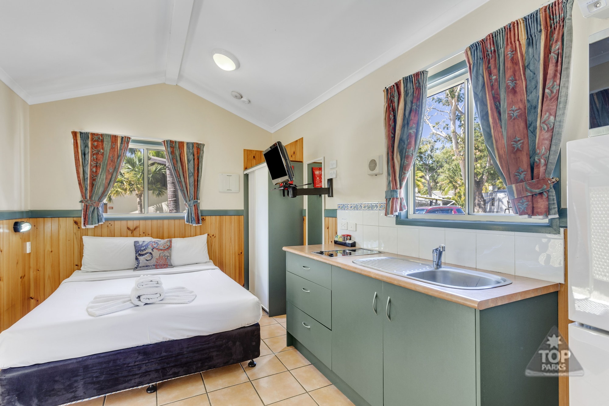 Islander, Cabin, 1 Queen and 2 Bunk Beds, No Bathroom