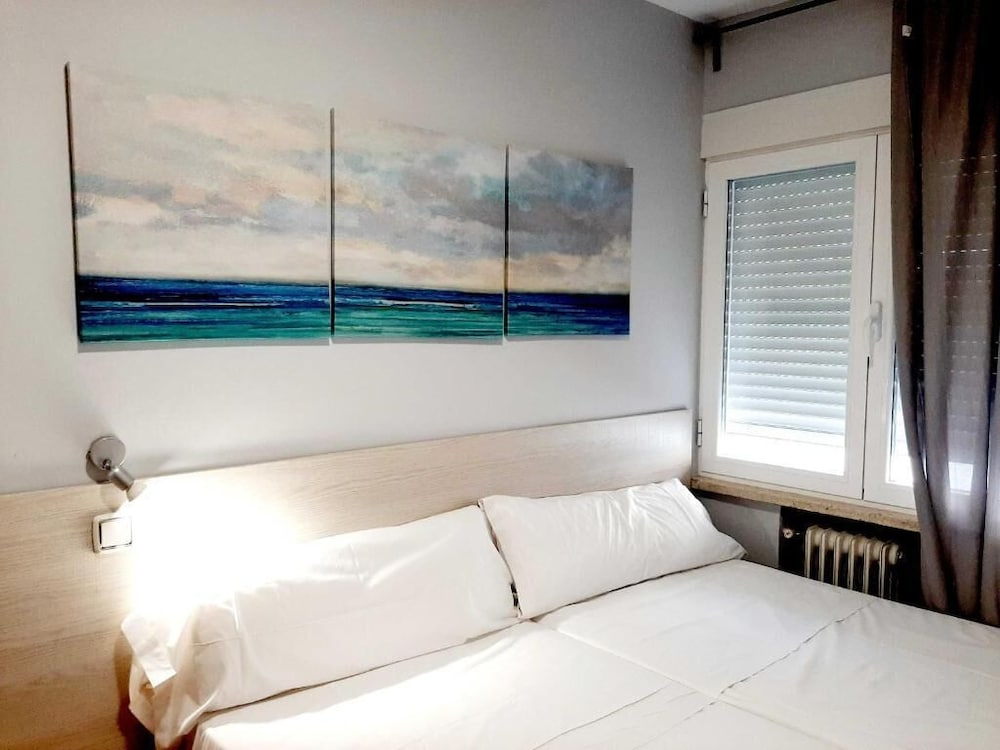 ROOM, TWIN BEDS