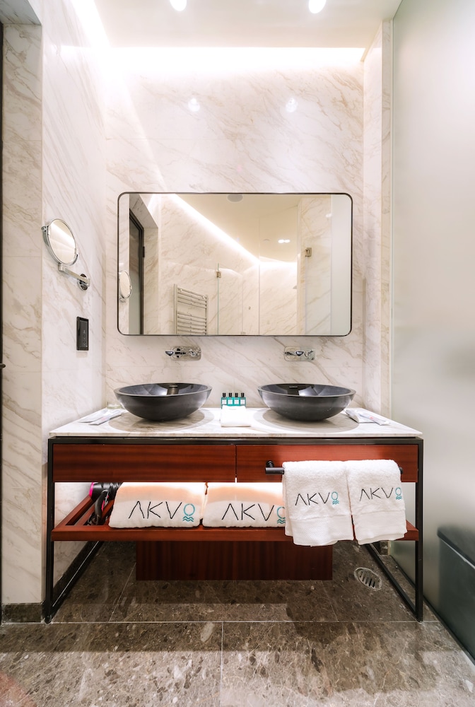 ELITE, STUDIO, SUITE, KING BED, BALCONY