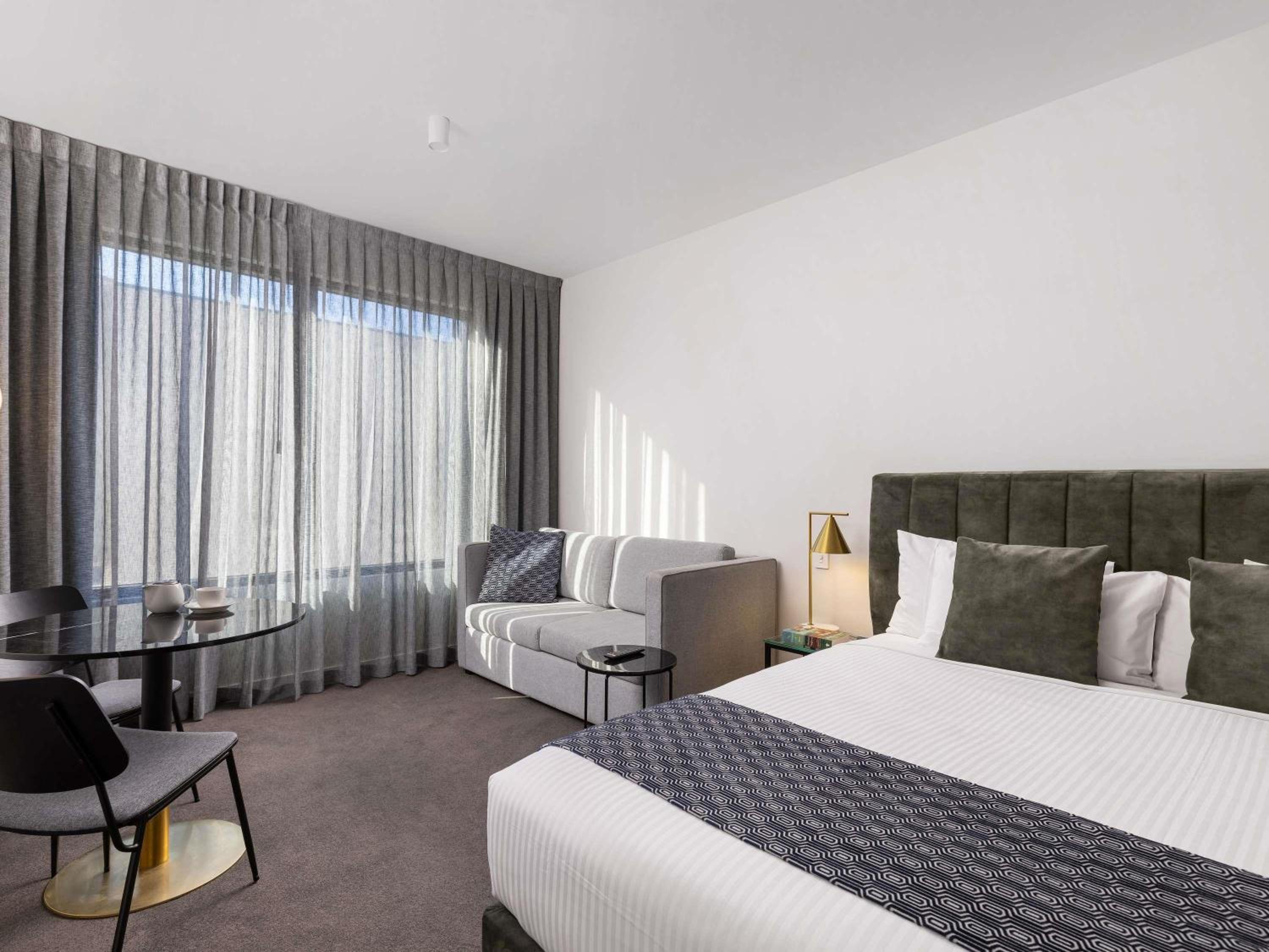 STUDIO, KING BED, KITCHEN
