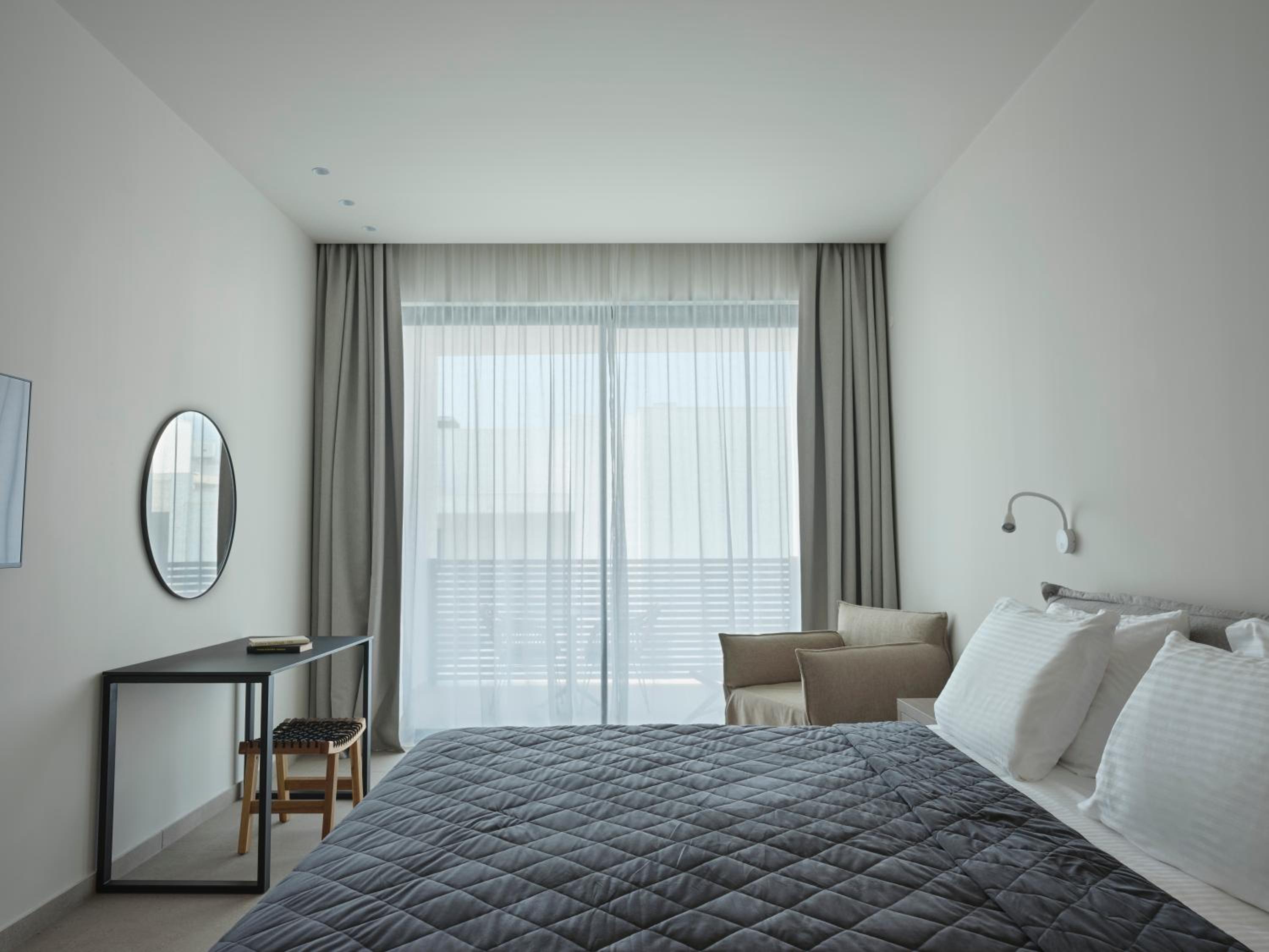 DELUXE, DOUBLE BED, SIDE SEA VIEW