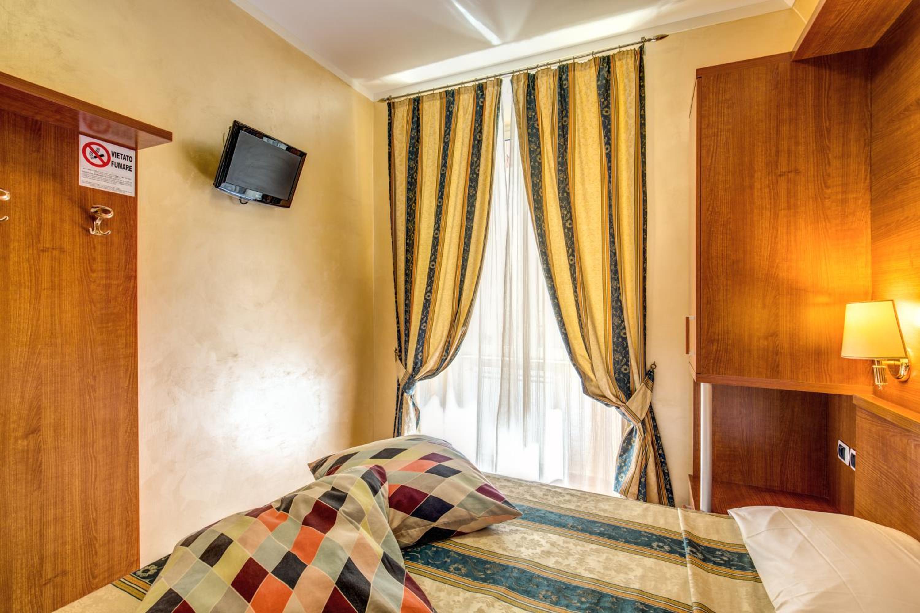 ROOM, TWIN BEDS