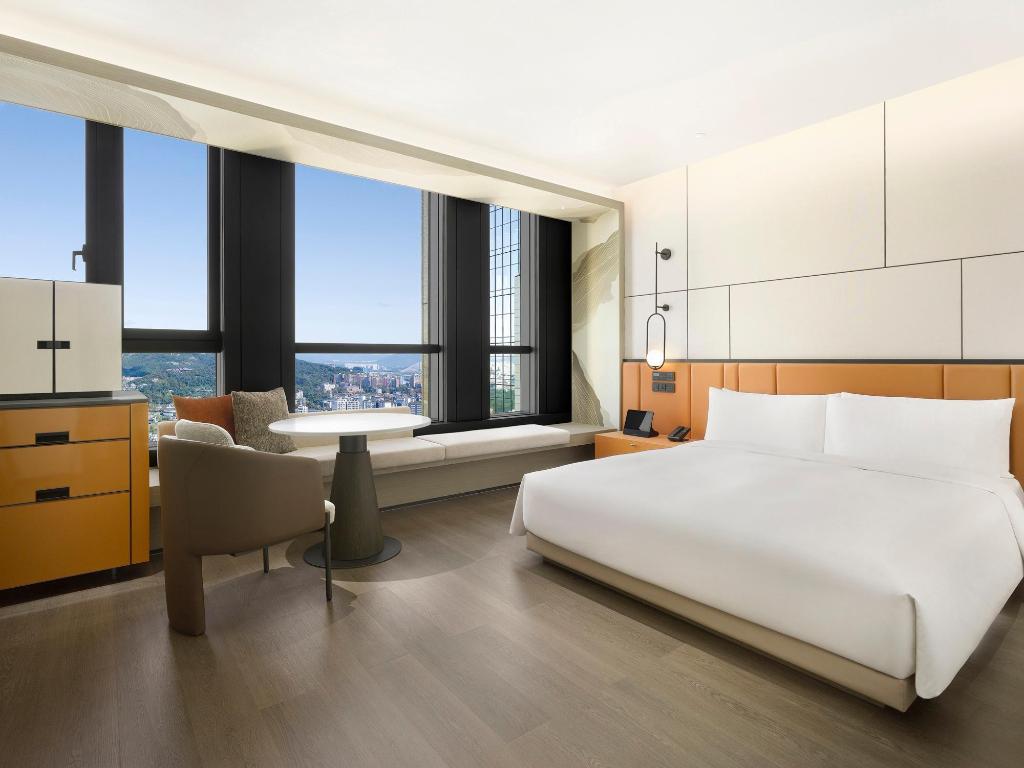 DELUXE, KING BED, ACCESSIBLE