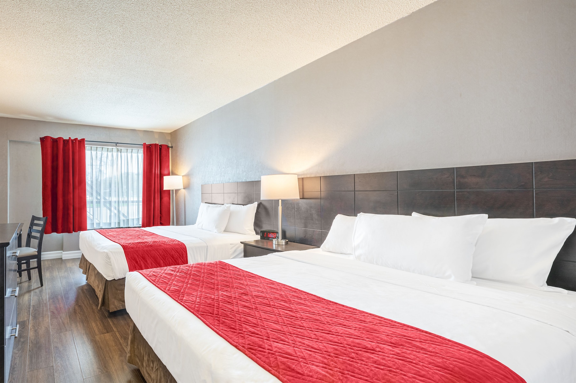 STANDARD, 2 QUEEN BEDS