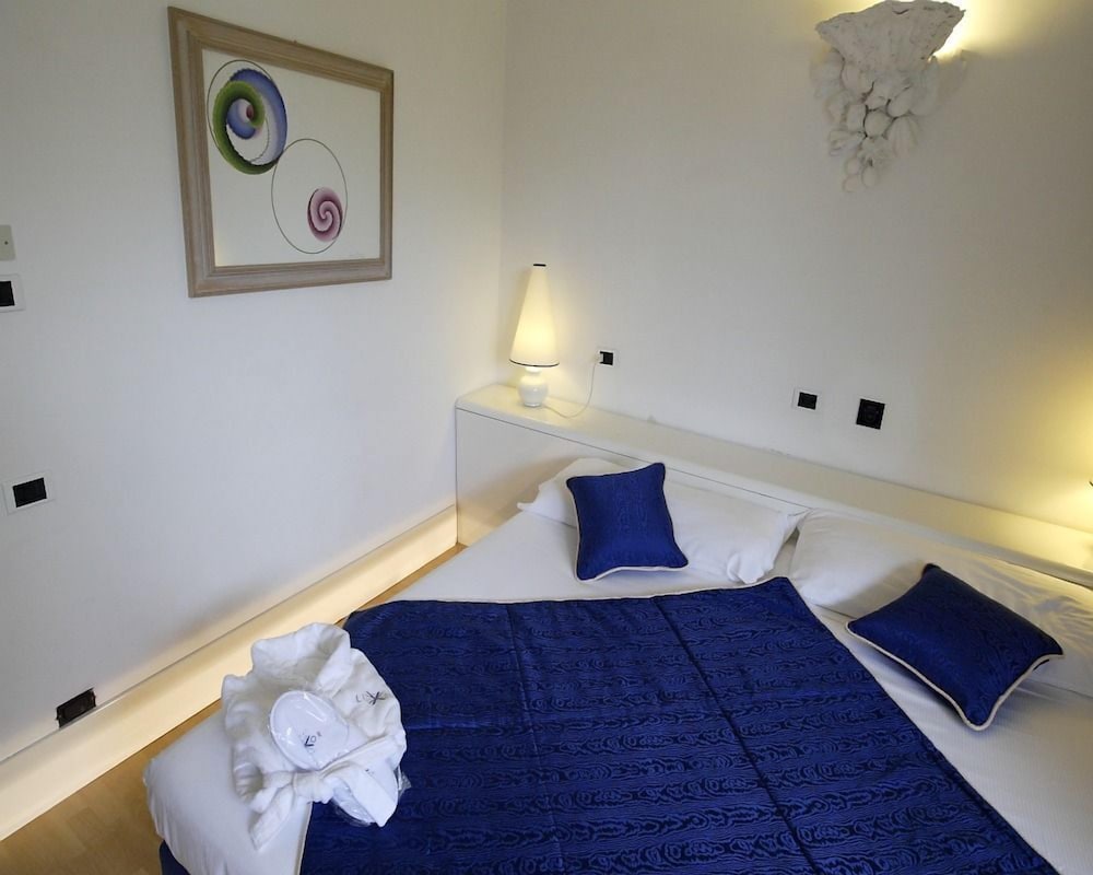 SUPERIOR, DOUBLE OR TWIN BED