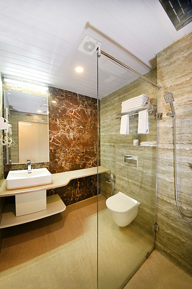Woodapple Hotel and Spa 46/50