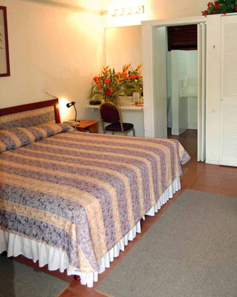 Beachcombers Hotel 18/77