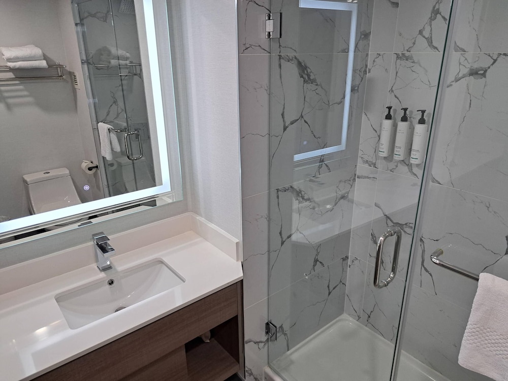 غرفة بسرير كينج بشرفة، Comfort Hotel Vancouver Airport 3/3