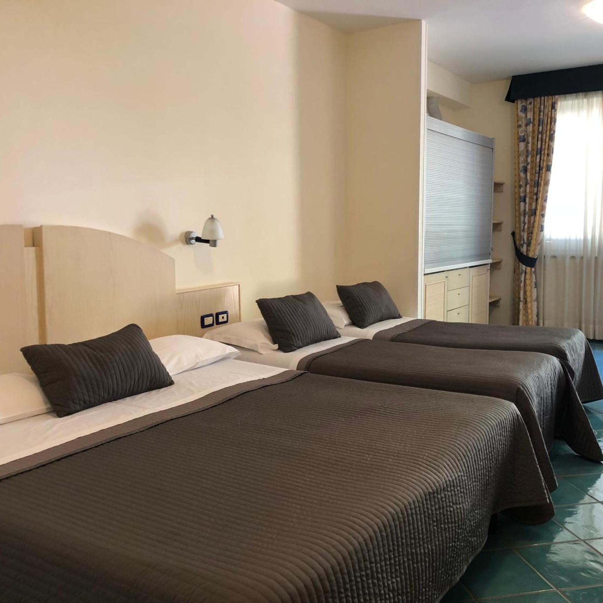Room, Triple