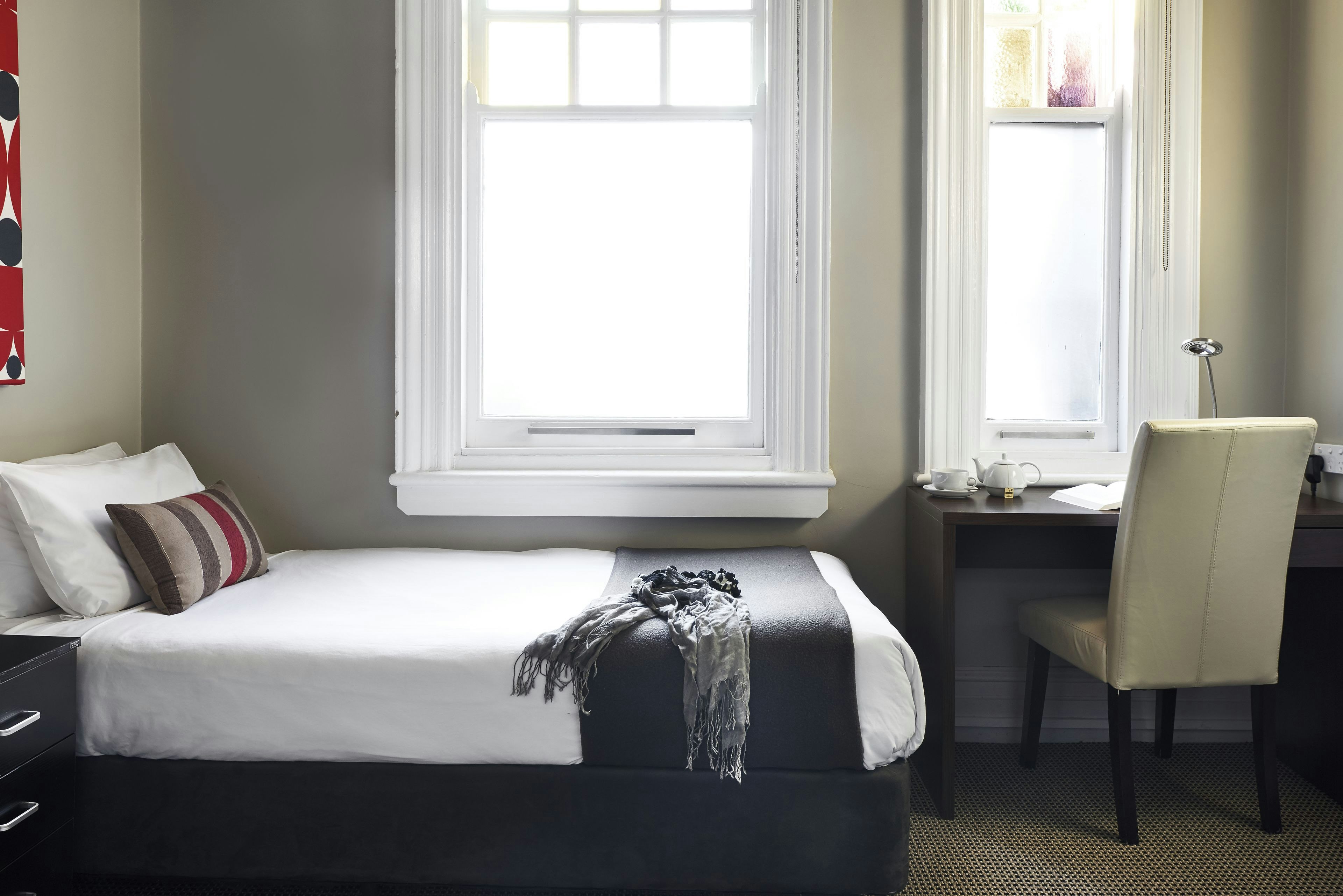 ROOM, SINGLE
