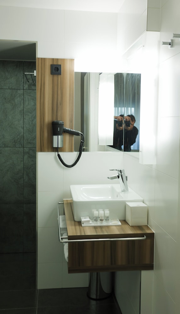 BOHEM ART HOTEL 59/59