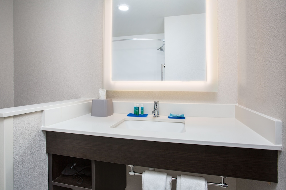 جناح بسريرين كوين مع أريكة بمنطقة جلوس، HOLIDAY INN EXPRESS & SUITES RAPID CITY - RUSHMORE SOUTH 5/8