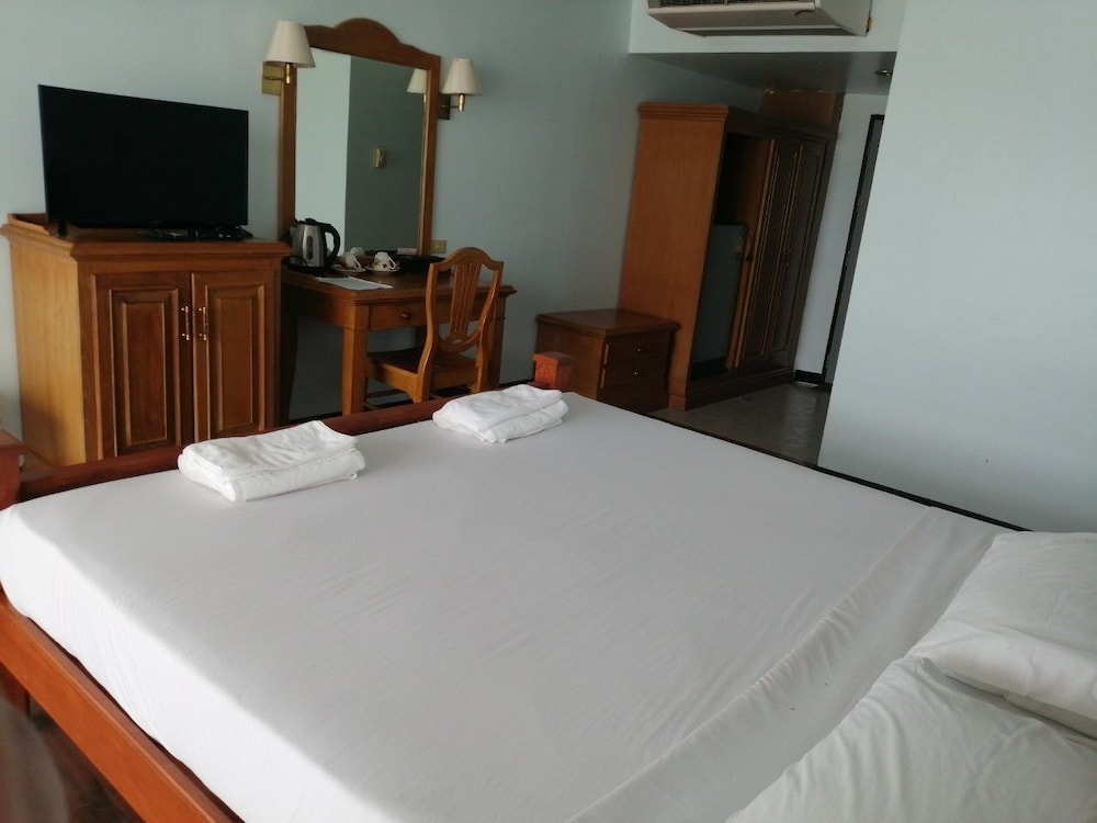 Jansom Beach Resort 12/67