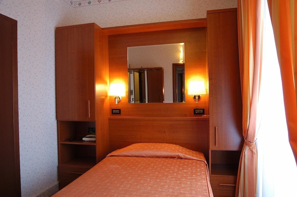 Hotel Dina 25/53