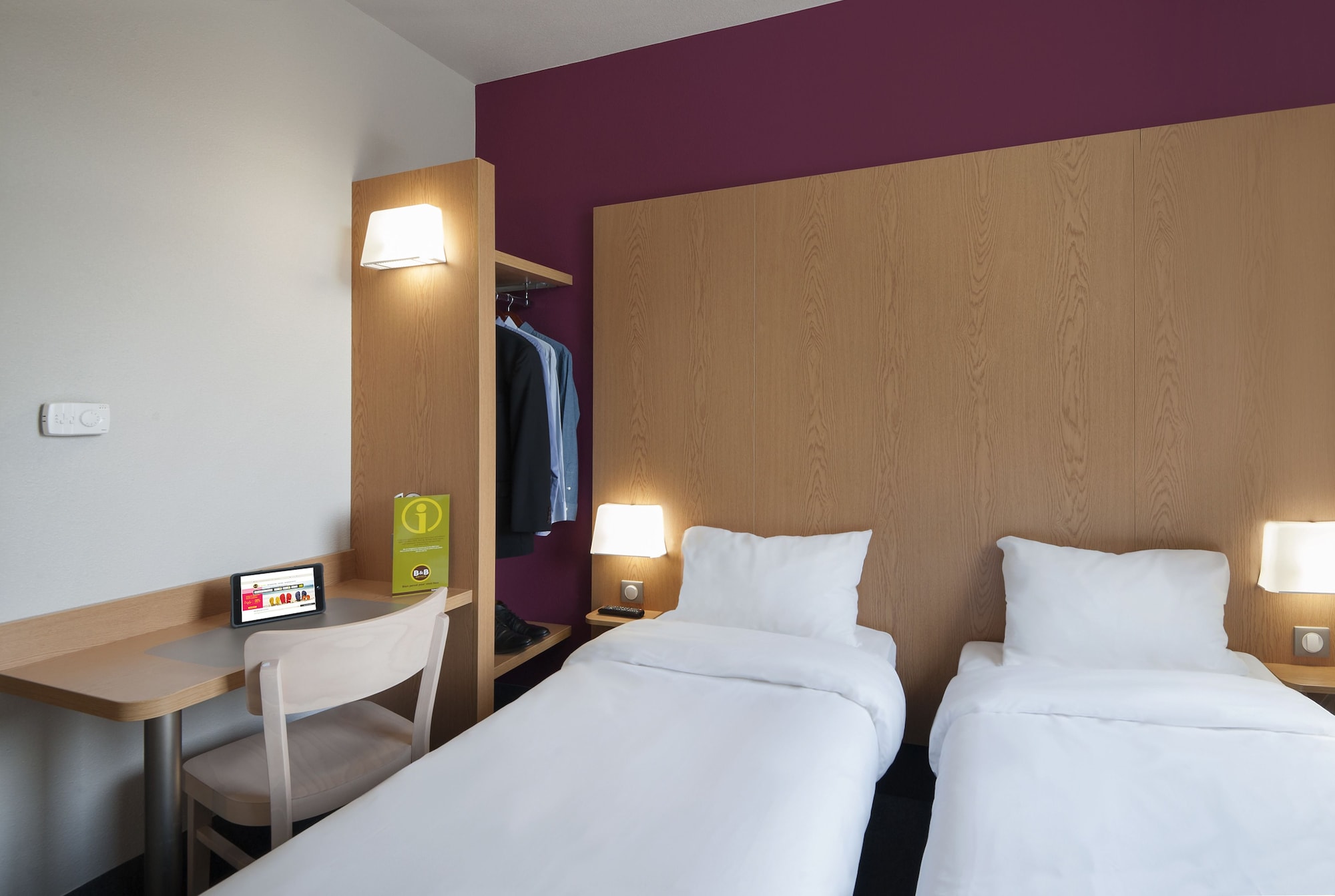 ROOM, TWIN BEDS