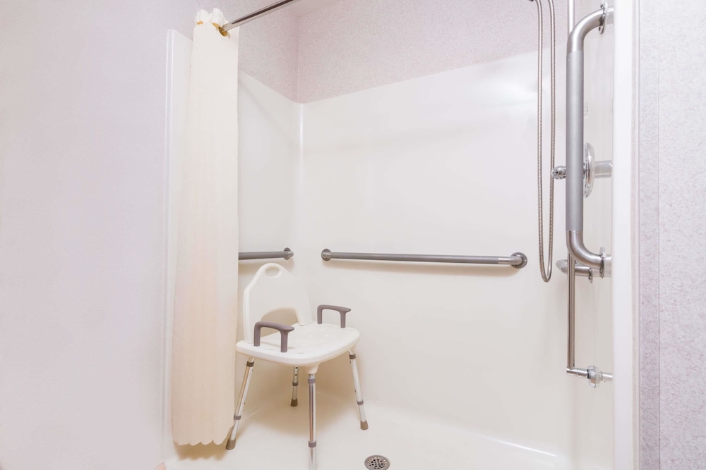 Microtel Inn Suites By Wyndham Rochester Mayo Clinic North 24/25