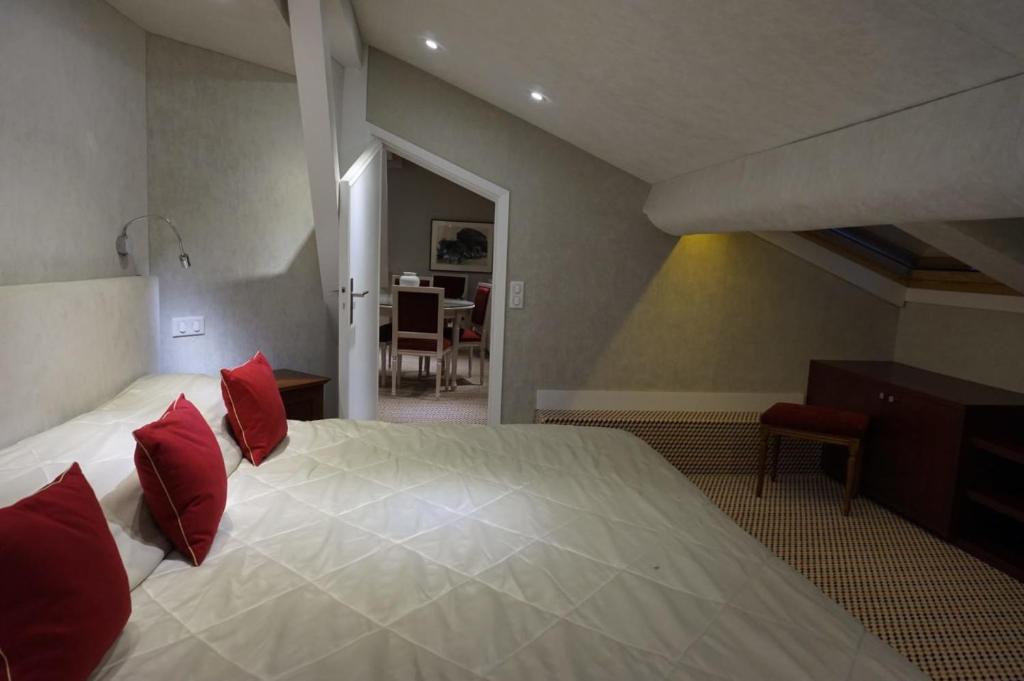 Mansard, Apartment