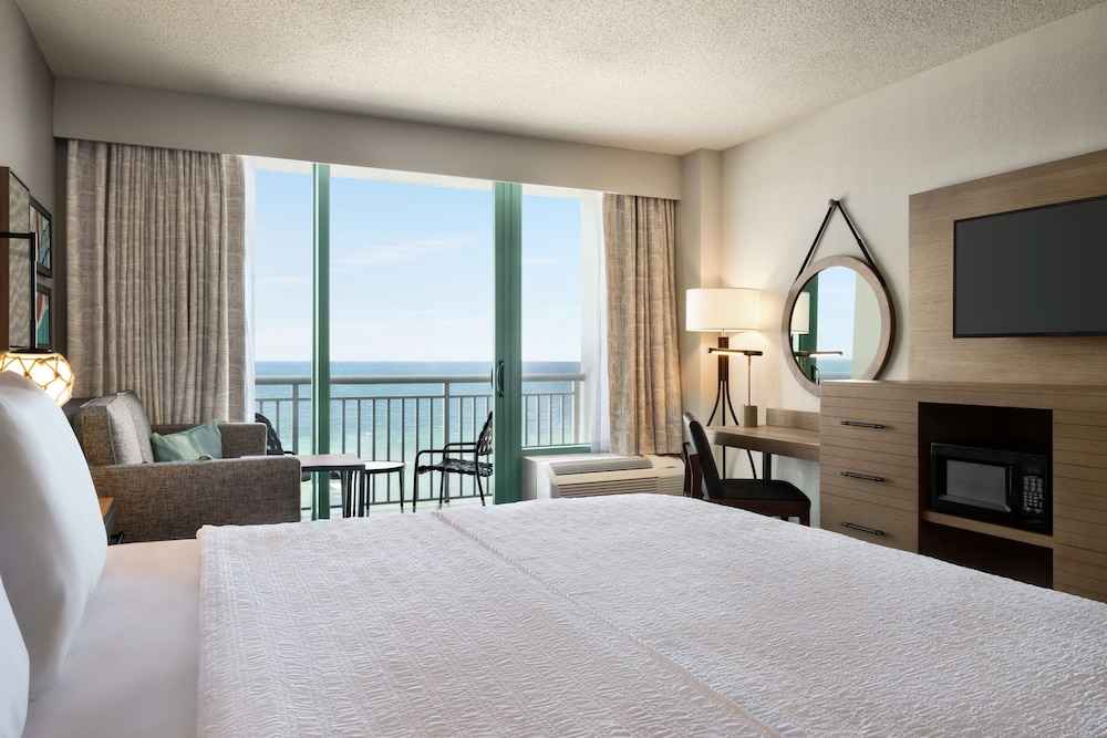 غرفة بسرير كينج بشرفة بإطلالة جزئية على البحر مع أريكة، Hampton Inn Virginia Beach Oceanfront South 2/4