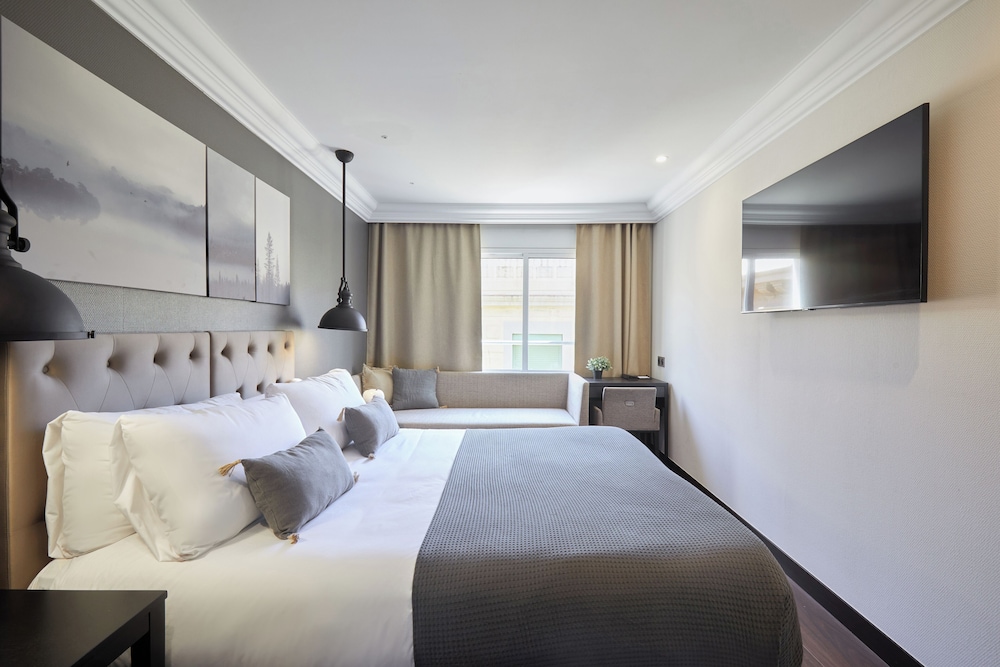 SUPERIOR, QUEEN BED