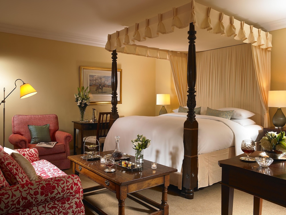 Dunraven Arms Hotel 40/43